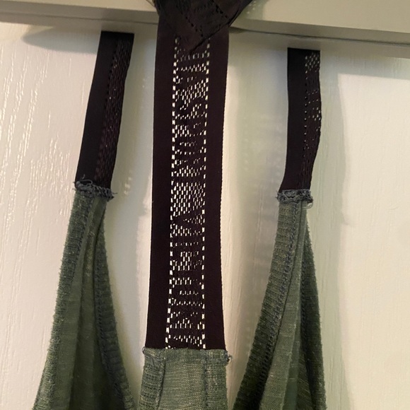 VS workout top - Picture 2 of 4